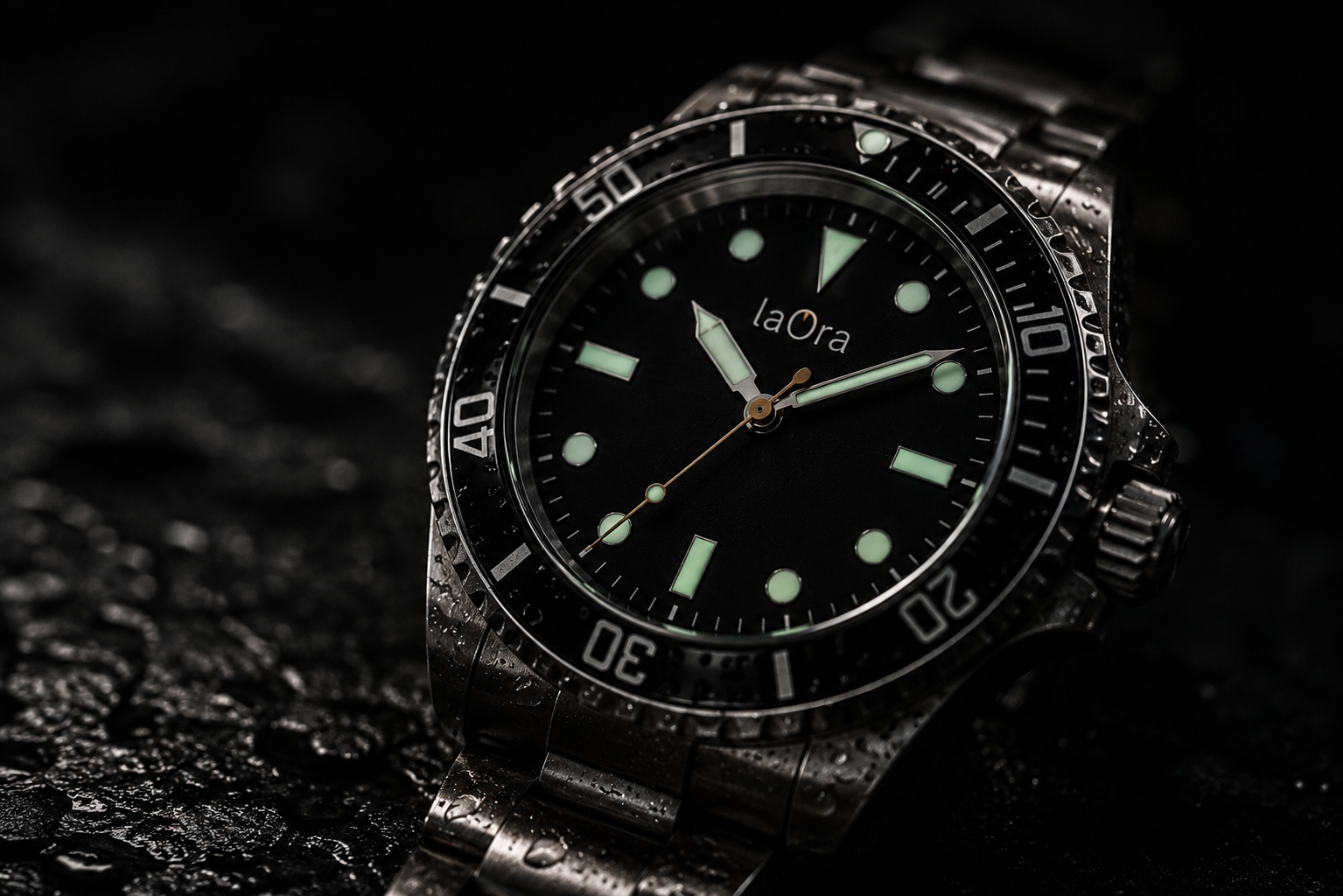 Reloj laOra sobre superficie mojada