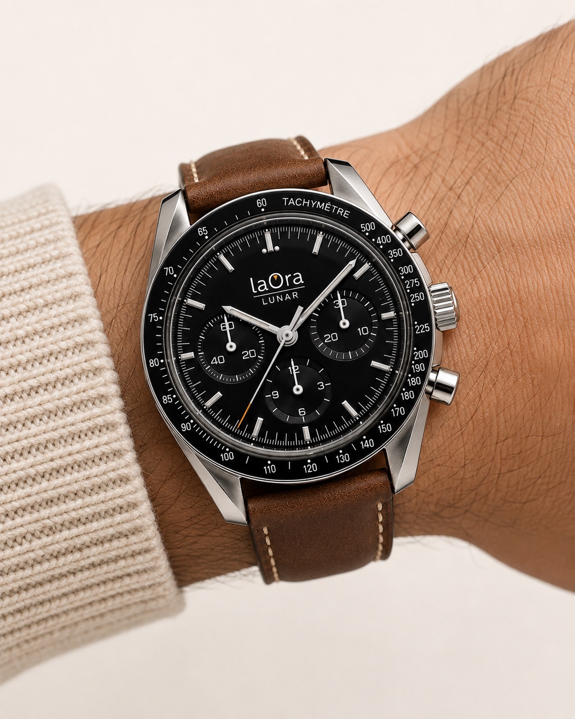 Reloj Lunar en una muñeca con correa de piel marrón